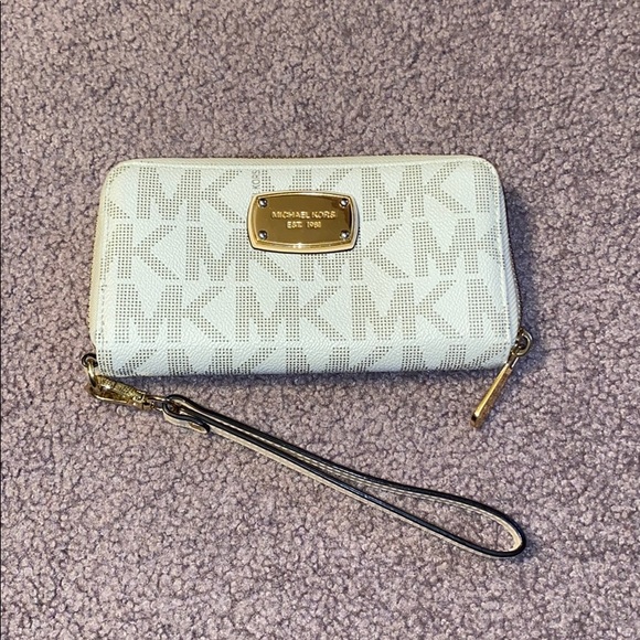 Michael Kors Handbags - MK wristlet wallet - GREAT condition